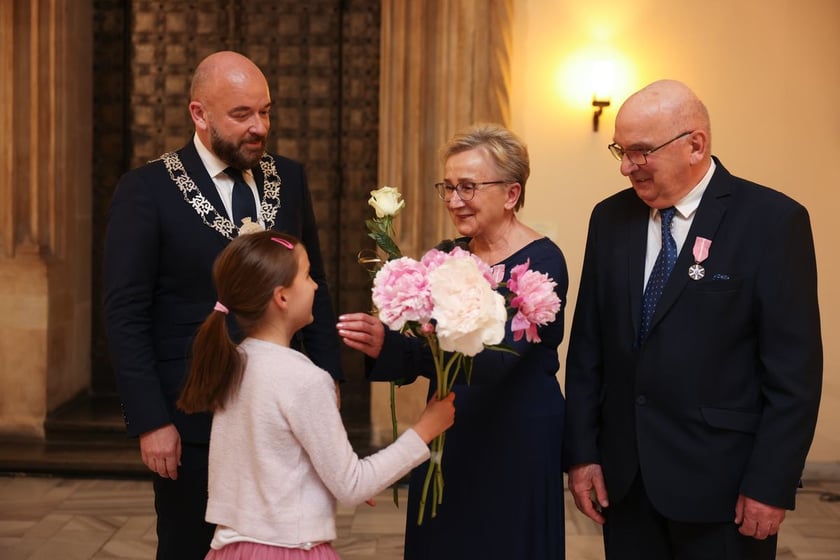 Uczestnicy uroczystości dla par obchodzących Złote Gody w Ratuszu we Wrocławiu