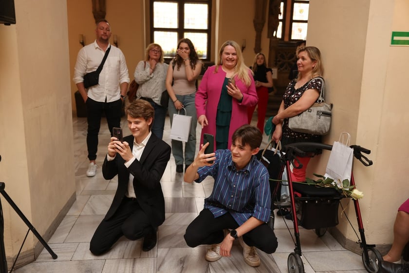 Uczestnicy uroczystości dla par obchodzących Złote Gody w Ratuszu we Wrocławiu