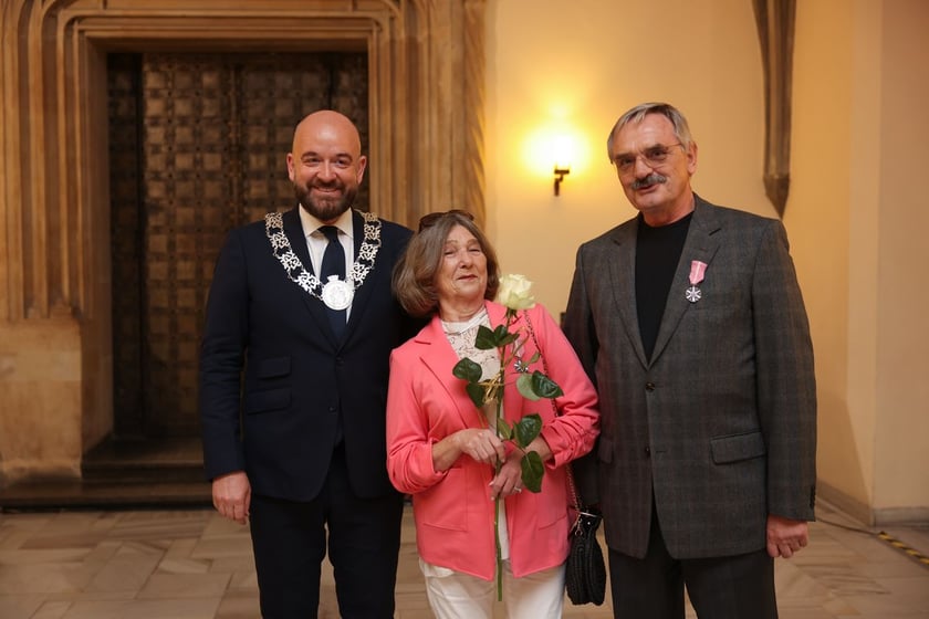 Uczestnicy uroczystości dla par obchodzących Złote Gody w Ratuszu we Wrocławiu