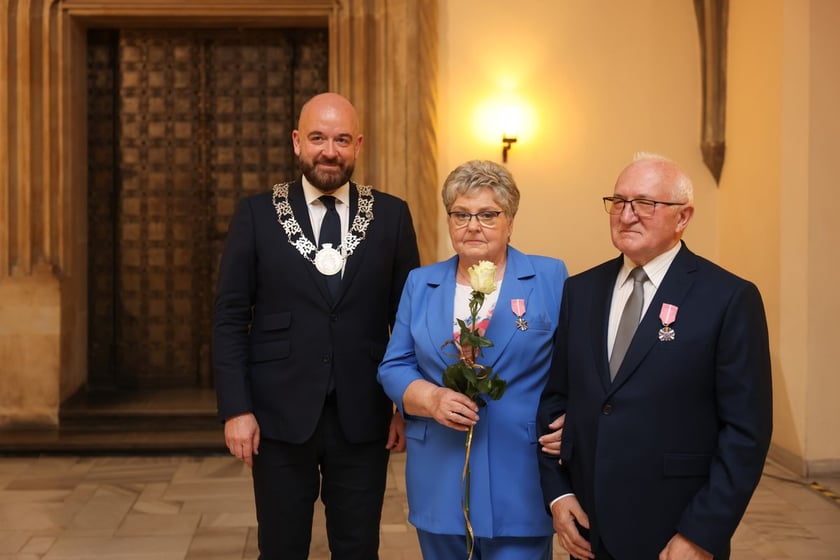 Uczestnicy uroczystości dla par obchodzących Złote Gody w Ratuszu we Wrocławiu