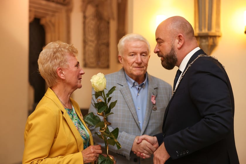 Uczestnicy uroczystości dla par obchodzących Złote Gody w Ratuszu we Wrocławiu