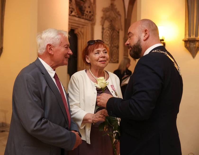 Uczestnicy uroczystości dla par obchodzących Złote Gody w Ratuszu we Wrocławiu