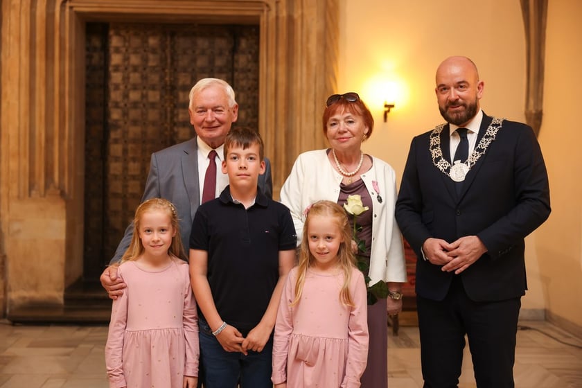 Uczestnicy uroczystości dla par obchodzących Złote Gody w Ratuszu we Wrocławiu