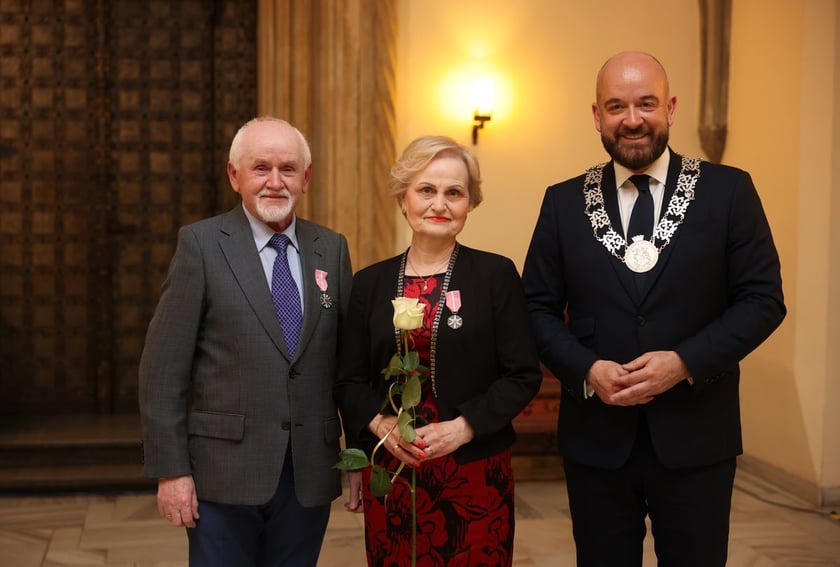 Uczestnicy uroczystości dla par obchodzących Złote Gody w Ratuszu we Wrocławiu