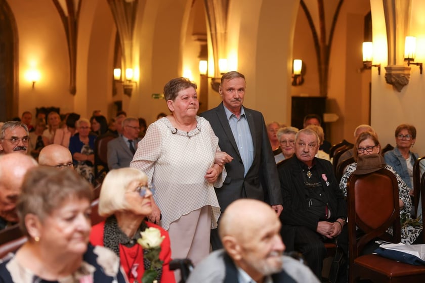 Uczestnicy uroczystości dla par obchodzących Złote Gody w Ratuszu we Wrocławiu