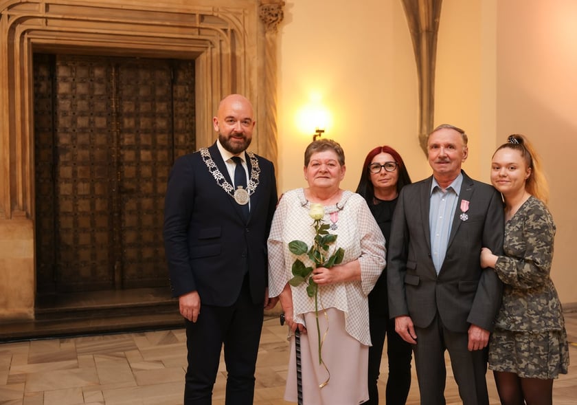 Uczestnicy uroczystości dla par obchodzących Złote Gody w Ratuszu we Wrocławiu