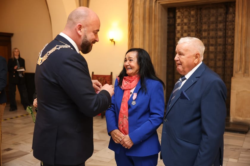 Uczestnicy uroczystości dla par obchodzących Złote Gody w Ratuszu we Wrocławiu