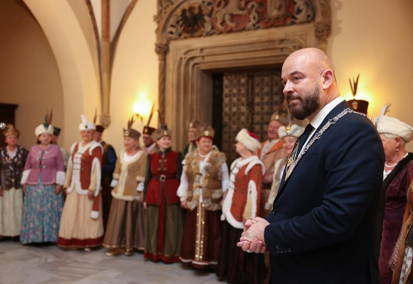 Uczestnicy uroczystości dla par obchodzących Złote Gody w Ratuszu we Wrocławiu