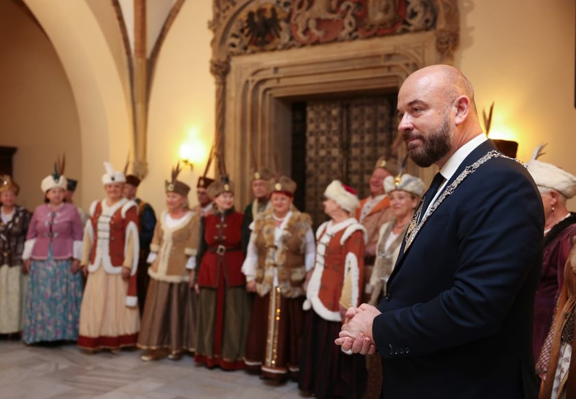 Uczestnicy uroczystości dla par obchodzących Złote Gody w Ratuszu we Wrocławiu