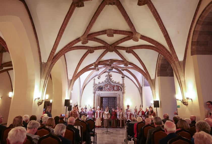 Uczestnicy uroczystości dla par obchodzących Złote Gody w Ratuszu we Wrocławiu