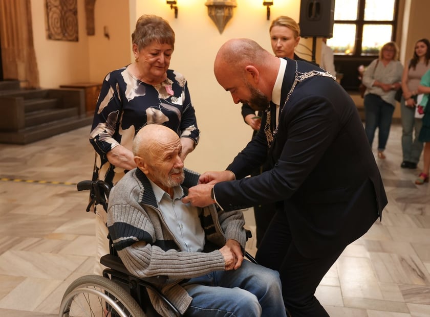 Uczestnicy uroczystości dla par obchodzących Złote Gody w Ratuszu we Wrocławiu