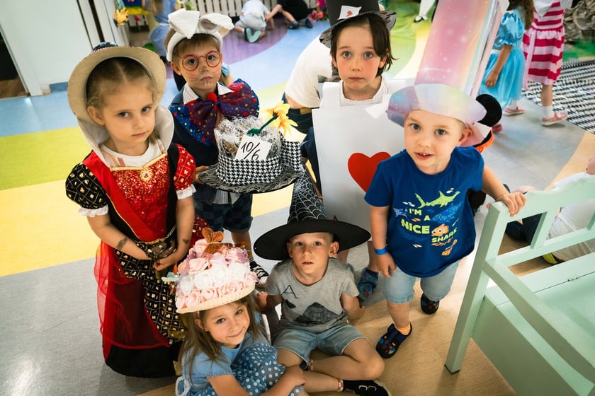 Dzień z „Alicją w Krainie Czarów” w Przedszkolu nr 149 „Tęczowa Polanka” we Wrocławiu