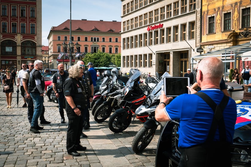 Rajd zabytkowych pojazdów i samochodów elektrycznych na Rynku we Wrocławiu