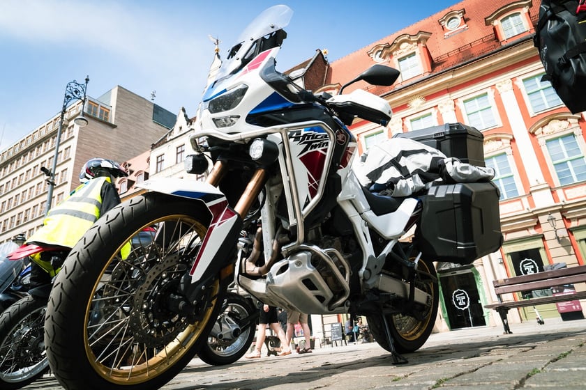 Rajd zabytkowych pojazdów i samochodów elektrycznych na Rynku we Wrocławiu