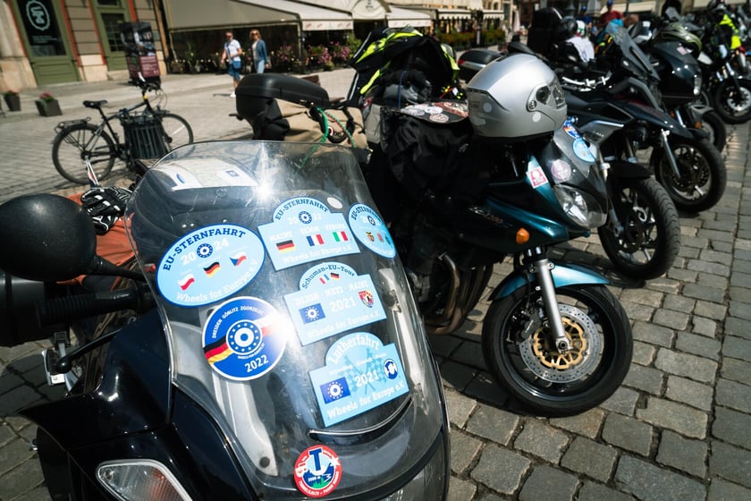 Rajd zabytkowych pojazdów i samochodów elektrycznych na Rynku we Wrocławiu