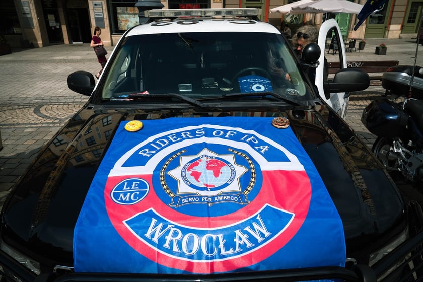 Rajd zabytkowych pojazdów i samochodów elektrycznych na Rynku we Wrocławiu