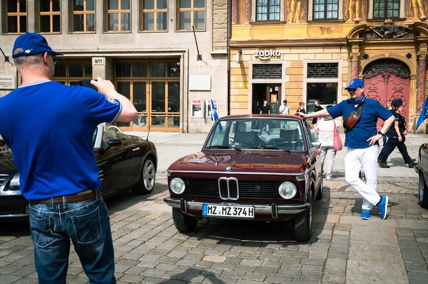 Rajd zabytkowych pojazdów i samochodów elektrycznych na Rynku we Wrocławiu
