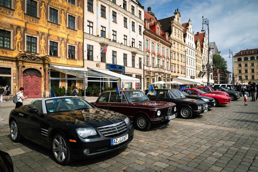 Rajd zabytkowych pojazdów i samochodów elektrycznych na Rynku we Wrocławiu