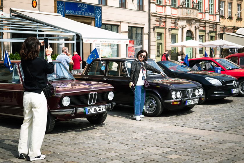 Rajd zabytkowych pojazdów i samochodów elektrycznych na Rynku we Wrocławiu
