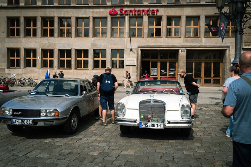 Rajd zabytkowych pojazdów i samochodów elektrycznych na Rynku we Wrocławiu