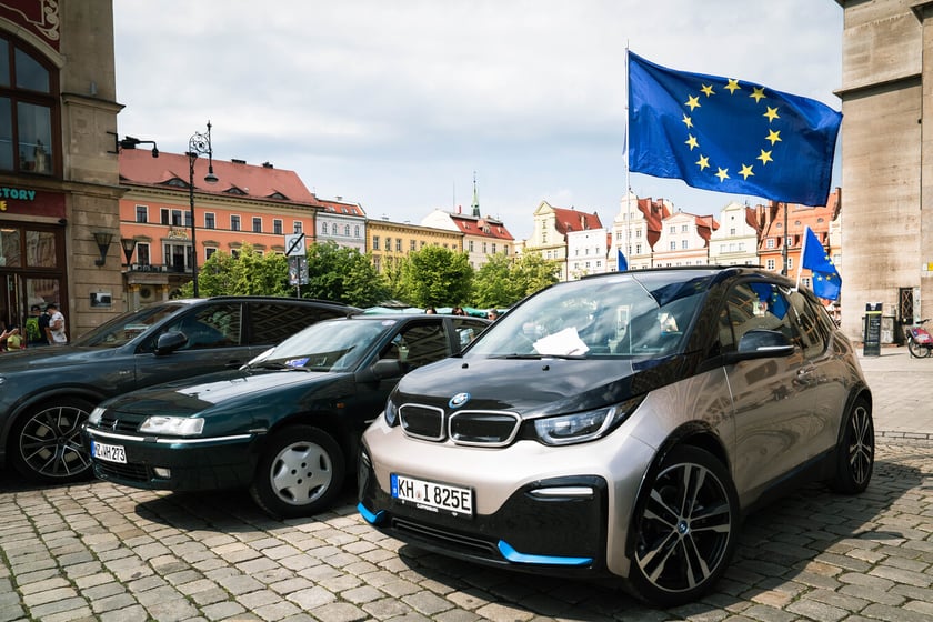 Rajd zabytkowych pojazdów i samochodów elektrycznych na Rynku we Wrocławiu