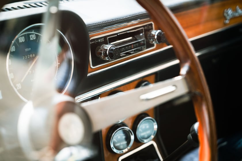 Rajd zabytkowych pojazdów i samochodów elektrycznych na Rynku we Wrocławiu