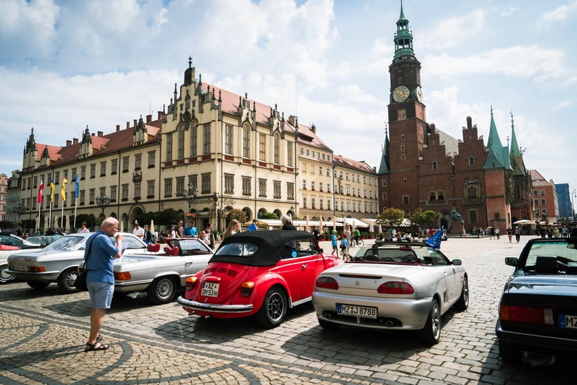Rajd zabytkowych pojazdów i samochodów elektrycznych na Rynku we Wrocławiu