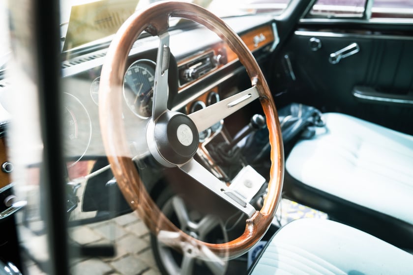 Rajd zabytkowych pojazdów i samochodów elektrycznych na Rynku we Wrocławiu