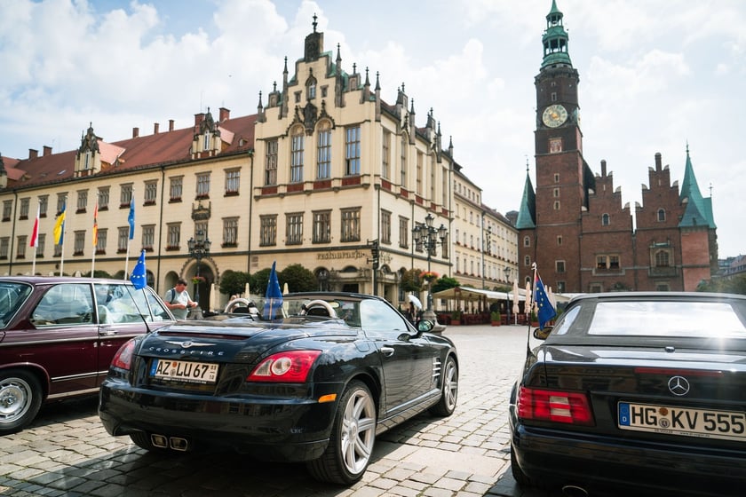 Rajd zabytkowych pojazdów i samochodów elektrycznych na Rynku we Wrocławiu