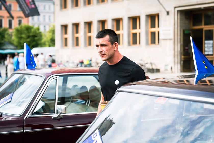 Rajd zabytkowych pojazdów i samochodów elektrycznych na Rynku we Wrocławiu