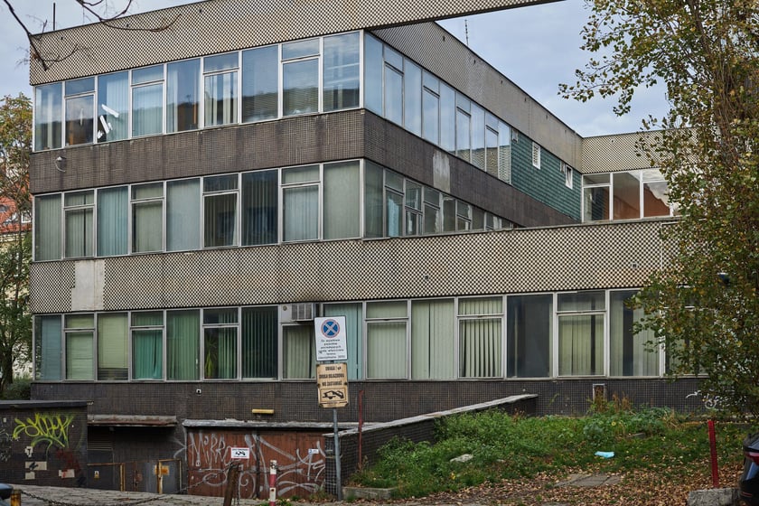 Modernistyczny biurowiec ZETO na Starym Mieście we Wrocławiu, grudzień 2022