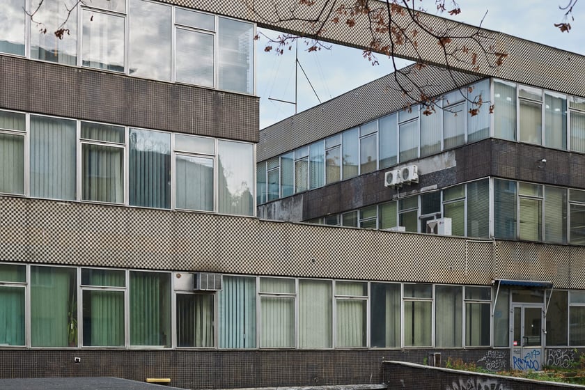 Modernistyczny biurowiec ZETO na Starym Mieście we Wrocławiu, grudzień 2022