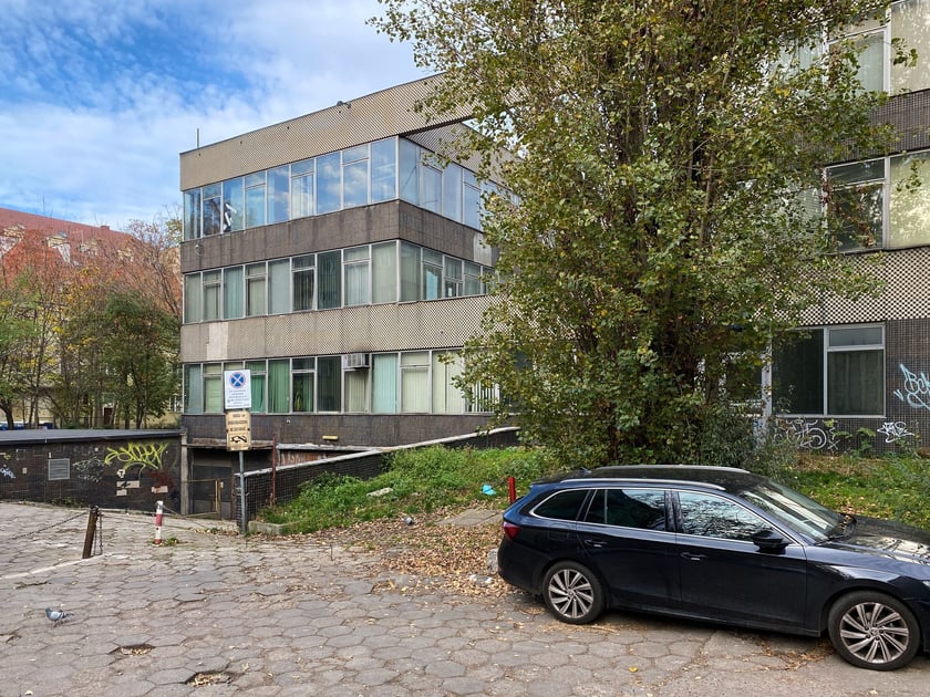 Modernistyczny biurowiec ZETO na Starym Mieście we Wrocławiu, grudzień 2022