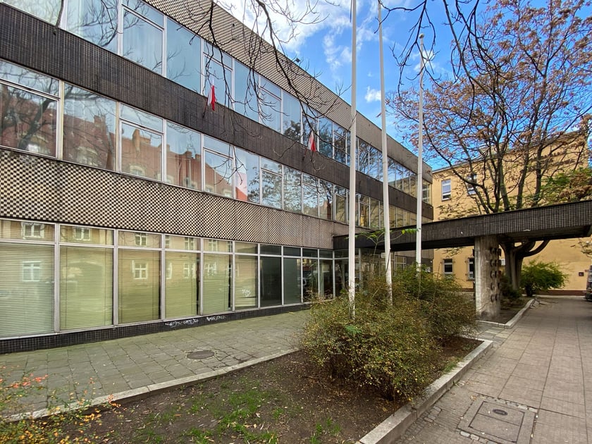 Modernistyczny biurowiec ZETO na Starym Mieście we Wrocławiu, grudzień 2022