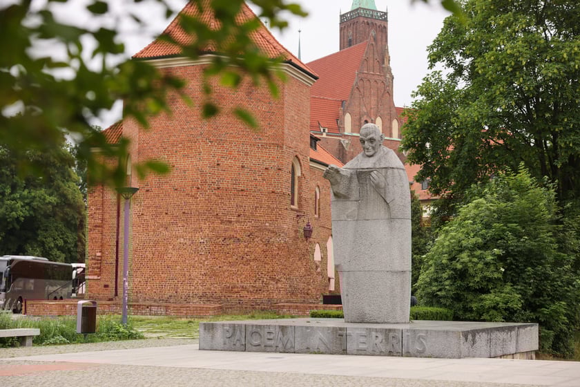 Pomnik papieża Jana XXIII we Wrocławiu