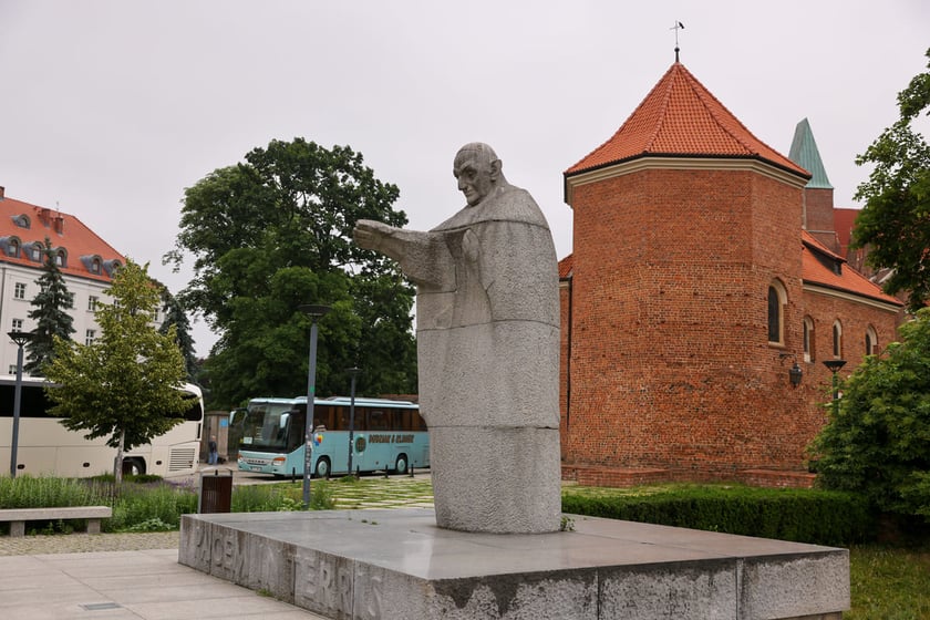 Pomnik papieża Jana XXIII we Wrocławiu