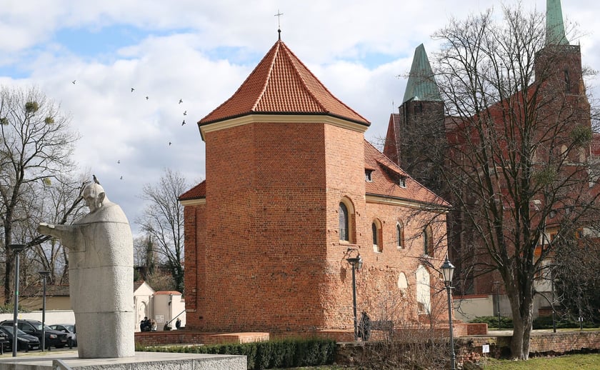 Z gołębiem na głowie. Pomnik Jana XXIII i kościół św. Marcina na Ostrowie Tumskim.