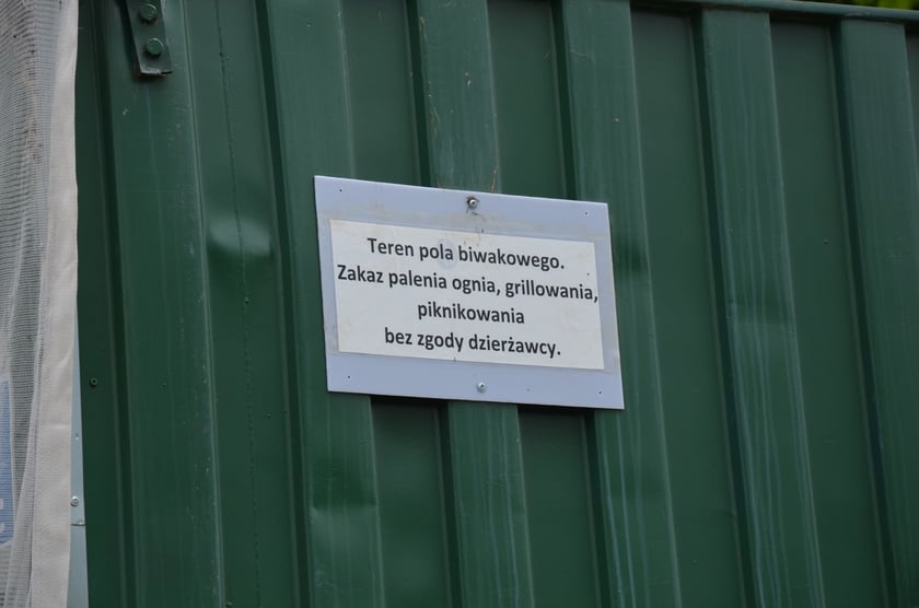 Teren wydzierżawiony przez Wody Polskie prywatnej firmie na pole biwakowe, Bartoszowice