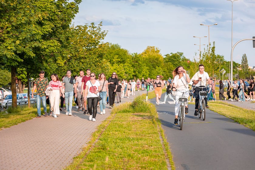 Koncert Dawida Podsiadły na Tarczyński Arena, 08.06.2024. Tłumy fanów ciągną na stadion
