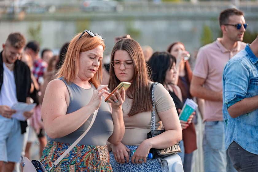 Koncert Dawida Podsiadły na Tarczyński Arena, 08.06.2024. Tłumy fanów ciągną na stadion