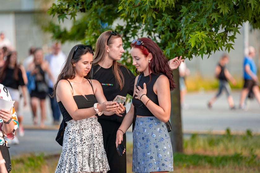 Koncert Dawida Podsiadły na Tarczyński Arena, 08.06.2024. Tłumy fanów ciągną na stadion