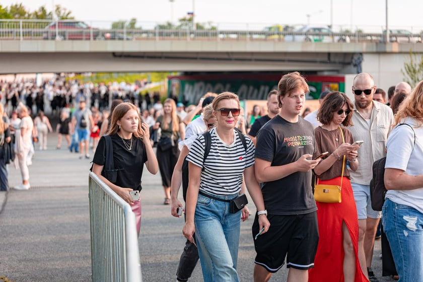 Koncert Dawida Podsiadły na Tarczyński Arena, 08.06.2024. Tłumy fanów ciągną na stadion
