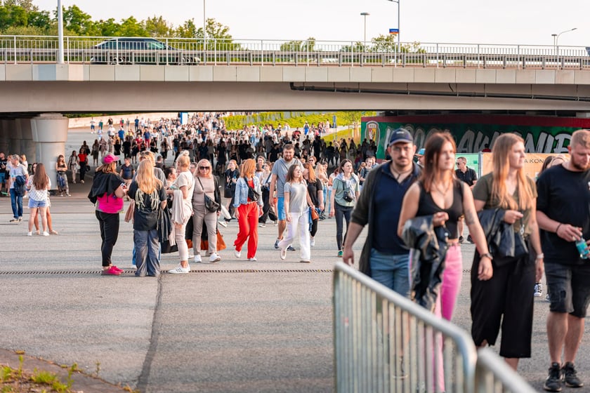Koncert Dawida Podsiadły na Tarczyński Arena, 08.06.2024. Tłumy fanów ciągną na stadion