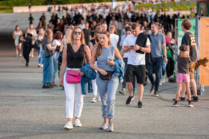 Koncert Dawida Podsiadły na Tarczyński Arena, 08.06.2024. Tłumy fanów ciągną na stadion