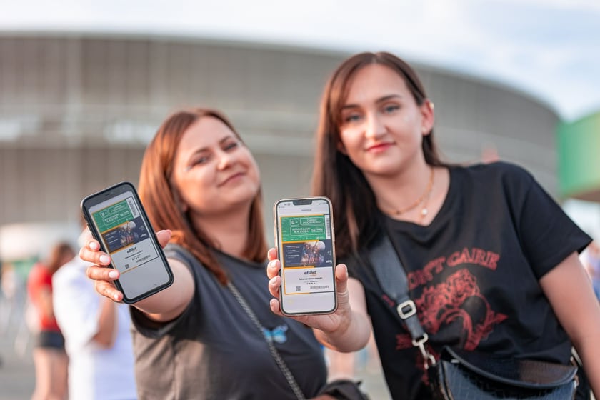 Koncert Dawida Podsiadły na Tarczyński Arena, 08.06.2024. Tłumy fanów ciągną na stadion