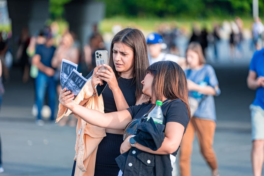 Koncert Dawida Podsiadły na Tarczyński Arena, 08.06.2024. Tłumy fanów ciągną na stadion