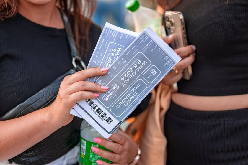 Koncert Dawida Podsiadły na Tarczyński Arena, 08.06.2024. Tłumy fanów ciągną na stadion