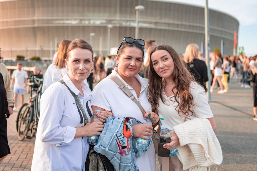 Koncert Dawida Podsiadły na Tarczyński Arena, 08.06.2024. Tłumy fanów ciągną na stadion