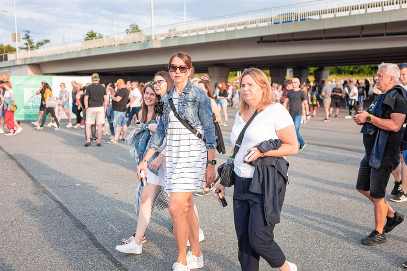 Koncert Dawida Podsiadły na Tarczyński Arena, 08.06.2024. Tłumy fanów ciągną na stadion
