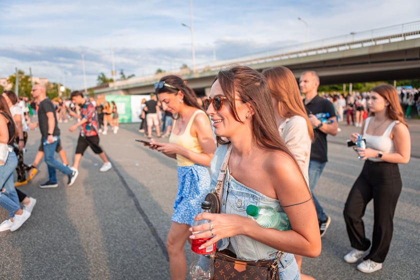 Koncert Dawida Podsiadły na Tarczyński Arena, 08.06.2024. Tłumy fanów ciągną na stadion